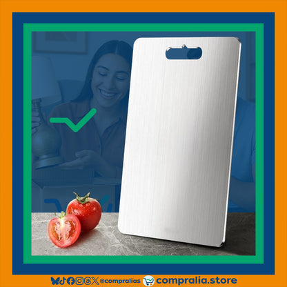 Tabla de corte en acero inoxidable de grado alimenticio, con acabado brillante y manija superior para colgar. Superficie amplia, resistente y fácil de limpiar, ideal para cortar carnes, frutas y vegetales en cocinas modernas. Accesorio duradero e higiénico que combina practicidad y estilo para el hogar