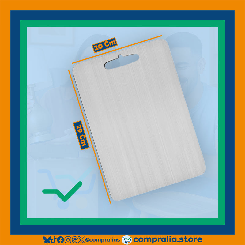 Tabla de corte en acero inoxidable de grado alimenticio Pequeña (29 x 20 cm), con acabado brillante y manija superior para colgar. Superficie amplia, resistente y fácil de limpiar, ideal para cortar carnes, frutas y vegetales en cocinas modernas. Accesorio duradero e higiénico que combina practicidad y estilo para el hogar