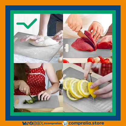 Tabla de corte en acero inoxidable de grado alimenticio, con acabado brillante y manija superior para colgar. Superficie amplia, resistente y fácil de limpiar, ideal para cortar carnes, frutas y vegetales en cocinas modernas. Accesorio duradero e higiénico que combina practicidad y estilo para el hogar
