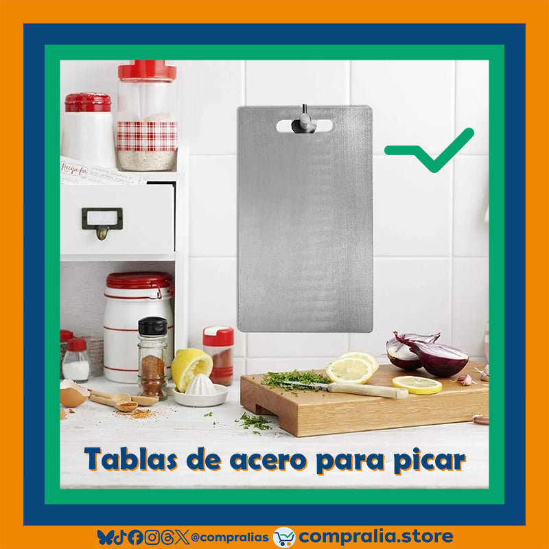 Tabla de corte en acero inoxidable de grado alimenticio, con acabado brillante y manija superior para colgar. Superficie amplia, resistente y fácil de limpiar, ideal para cortar carnes, frutas y vegetales en cocinas modernas. Accesorio duradero e higiénico que combina practicidad y estilo para el hogar